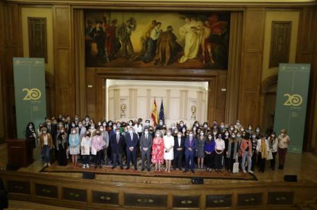 El ministro de Consumo, Alberto Garzón, junto a profesionales de la AESAN 