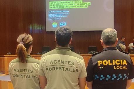 agentes forestales y de policía local durante la jornada en el ministerio de derechos sociales, consumo y agenda 2030